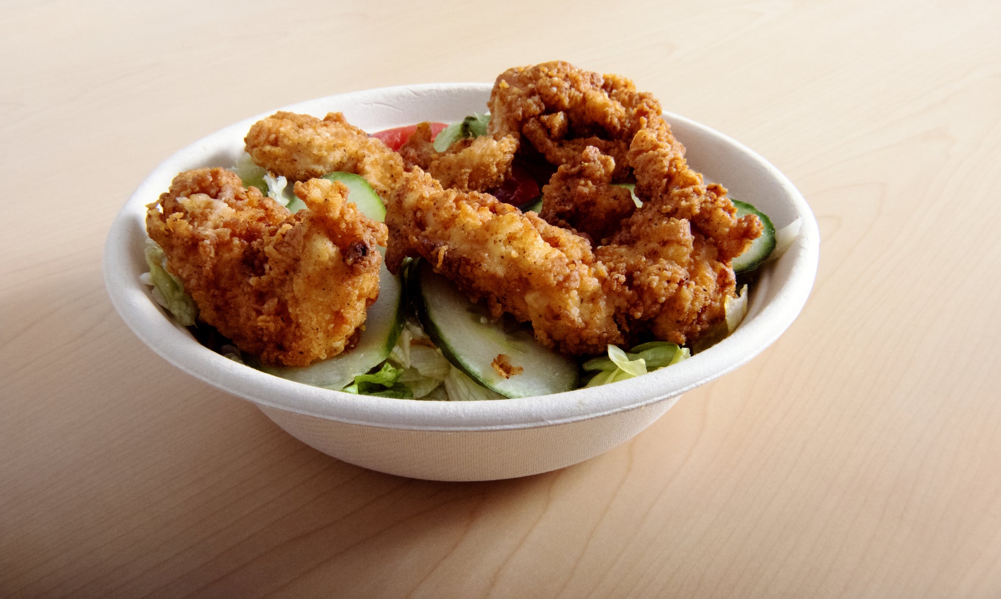 32 oz round no added pfas molded fiber bowl with food inside
