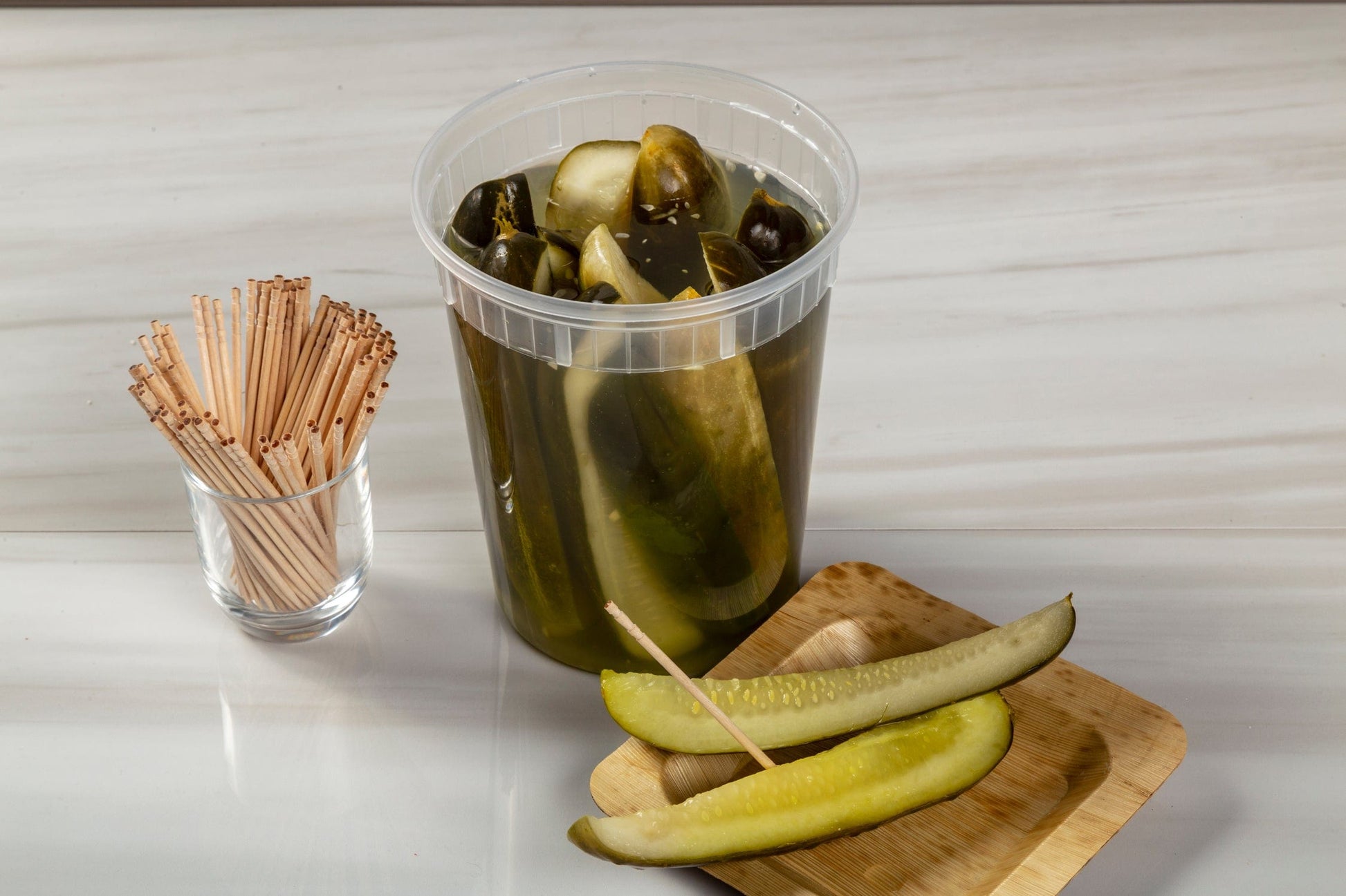 AmerCareRoyal Take-Out/Dine-In/Take Out Containers/Microwavable Containers 32 oz. Clear Bulk Deli Containers, Case of 480 (No Lids)