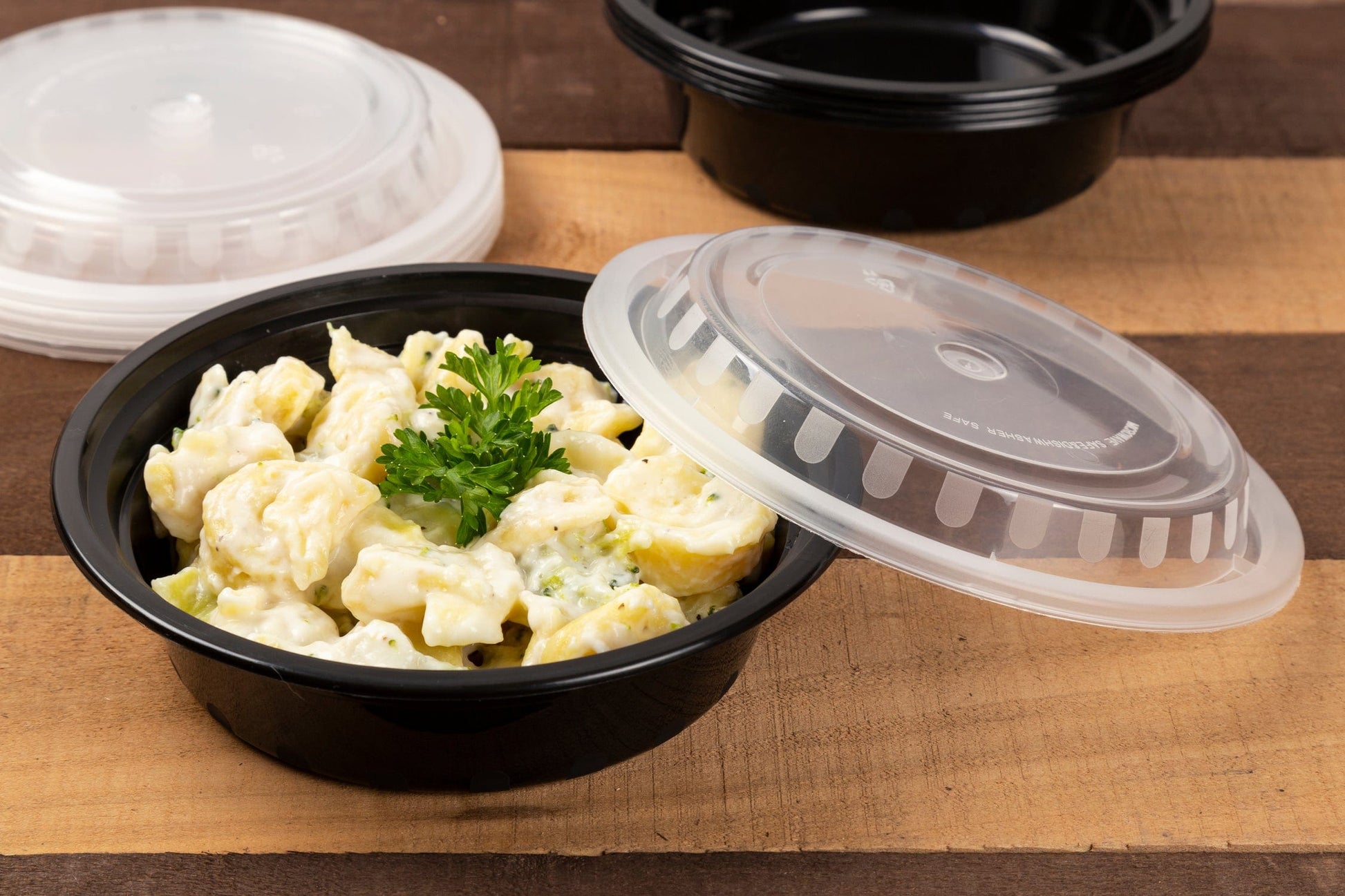 AmerCareRoyal Take-Out/Dine-In/Take Out Containers/Microwavable Containers 16 oz. Round Black Containers and Lids, Case of 150
